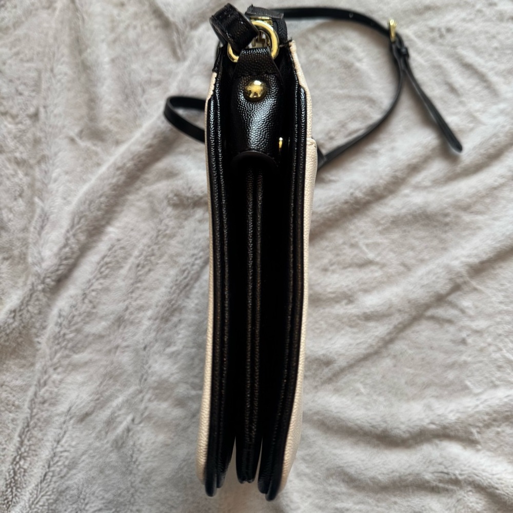 Anne Klein Black and White‎ Adjustable Strap Expandable Crossbody Bag - Picture 5 of 10